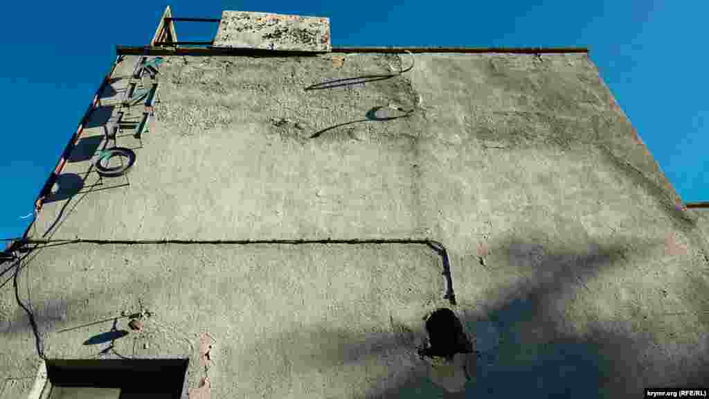 Здание кинотеатра, похоже, обесточено и без наружных вентиляционных труб