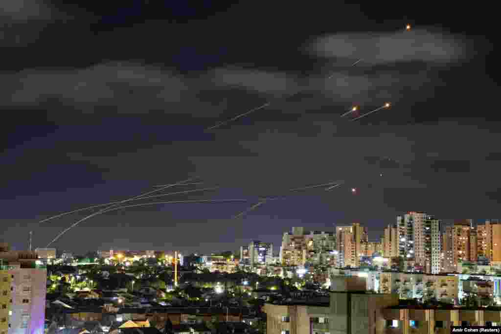 Видно смуги світла, коли ізраїльська протиракетна система «Залізний купол» перехоплює ракети, запущені зі Смуги Газа в напрямку Ізраїлю. Ашкелон, Ізраїль, 17 травня 2021 року. (Фото Reuters / Amir Cohen)
