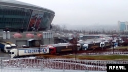 Площадка Арена в Донецке, откуда благотворительная компания Ахметова распространяла гуманитарную помощь