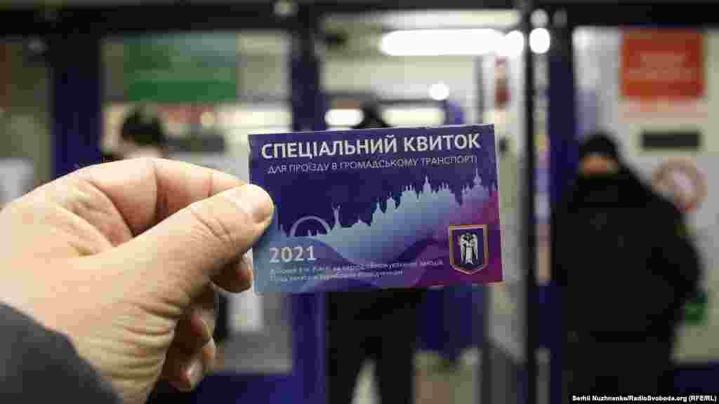 Департамент транспортної інфраструктури КМДА видав 437 тисяч спеціальних перепусток для користування громадським транспортом, повідомила у понеділок пресслужба столичної адміністрації. За даними КМДА, загалом надрукували 500 тисяч перепусток