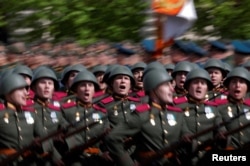 აღლუმი მოსკოვში - რუსი სამხედროები 80 წლის წინანდელ ფორმებში