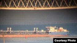 Перш ніж напасти на українські кораблі, російські силовики фізично перекрили Керченську протоку поставленим впоперек судном