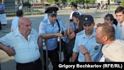 Жители Ростова-на-Дону в присутствии полиции обмениваются аргументами в пользу и против Украины, 24 августа 2014 г.