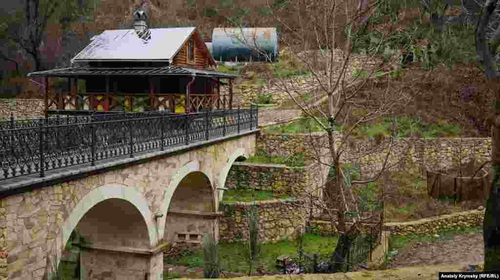Домик монастырского пасечника. На крыльце – разноцветные ульи