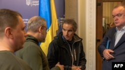 Директор Міжнародної агенції з атомної енергії (МАГАТЕ) Рафаель Ґроссі (в центрі) після пресконференції в Києві, 6 лютого 2024 року