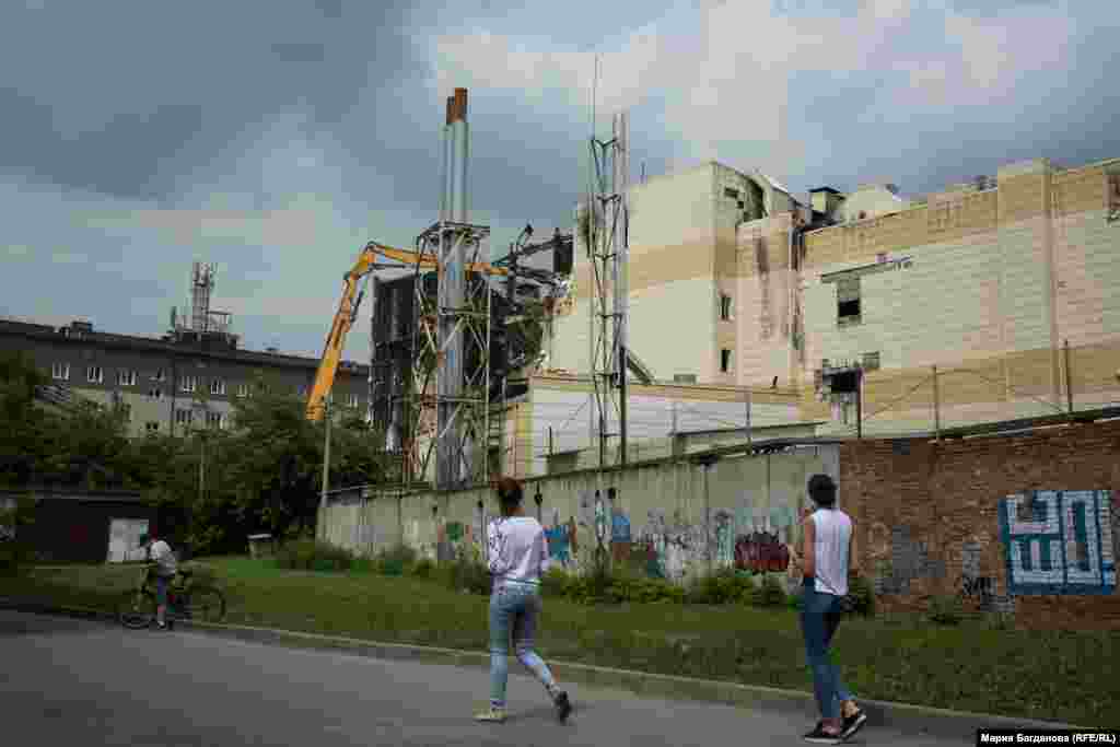 Посмотреть, как сравнивают с землей одну из достопримечательностей Кемерово, куда еще полгода назад обязательно везли всех гостей города, никого не пустили.   