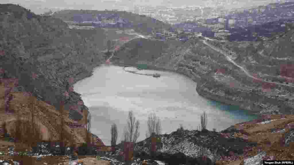 По состоянию на конец сентября 2020 года объем воды в Голубом озере составлял 4,5 миллиона кубических метров. Сразу за карьером микрорайон Кадыковка 