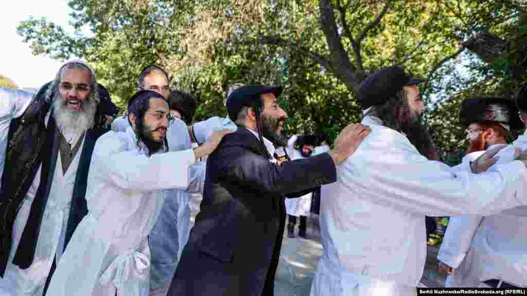 І, звичайно, головна традиція дня – привітання з Рош га-Шана. В першу чергу хасиди бажають один одному, щоб їхні імена були удостоєні опинитися в Книзі життя