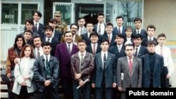 Активисты "Союза башкирской молодежи". Начало 1990-х годов. Артур Идельбаев — во втором ряду сверху, третий справа.