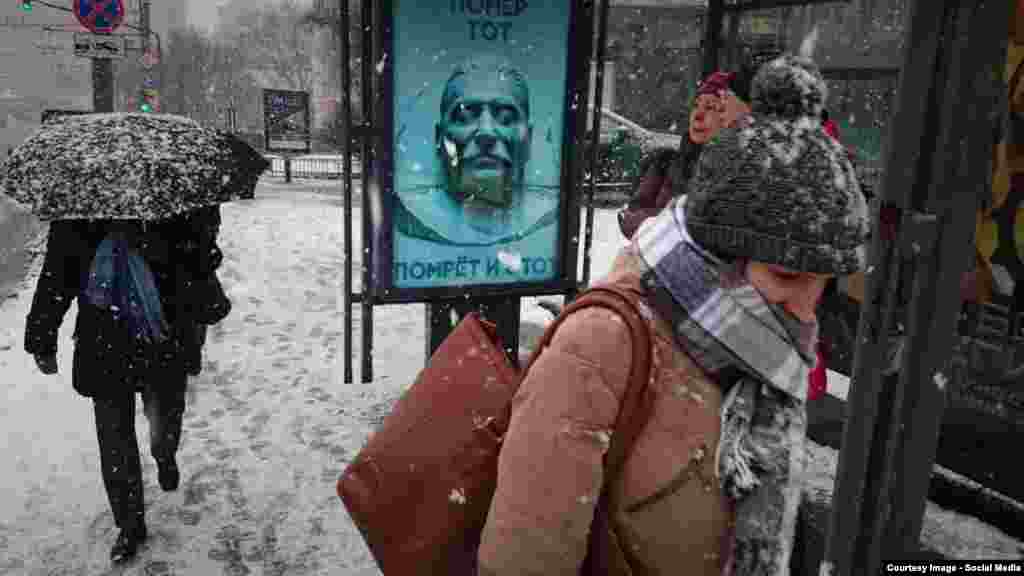 Плакат («Сталін і Путін») у столиці Росії до річниці смерті Йосипа Сталіна. На плакаті напис: «Помер той, помре і цей». 5 березня 2016 року. Більше про це ТУТ