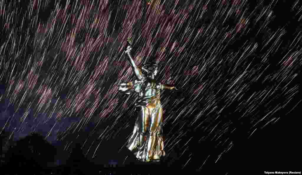 Феєрверк вибухає над статуєю «Батьківщина-мати» у Волгограді, Росія, 8 травня, під час світлового-лазерного шоу, присвяченого 73-й річниці перемоги над нацистською Німеччиною у Другій світовій війні. (Reuters/Tatyana Makeyeva)