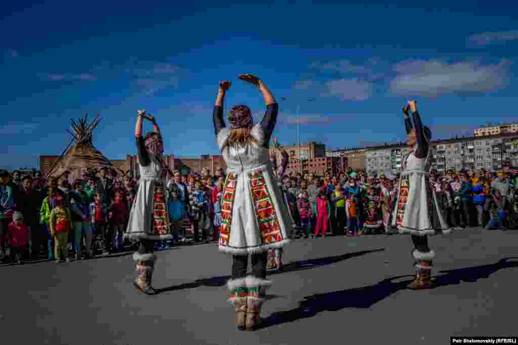 Ненцы – другой кочевой коренной народ, занимающийся оленеводством. Из-за того, что на их земле расположены крупные залежи нефти, им фактически приходится бороться за территорию с нефтяными компаниями