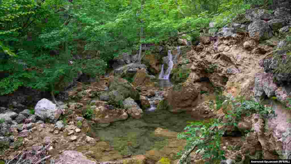 Неподалеку от этого места протекает быстрая речка Кизилкобинка. Если в летний период реку не подпитают дожди, о традиционных «ваннах молодости» в Кизил-Коба можно будет забыть