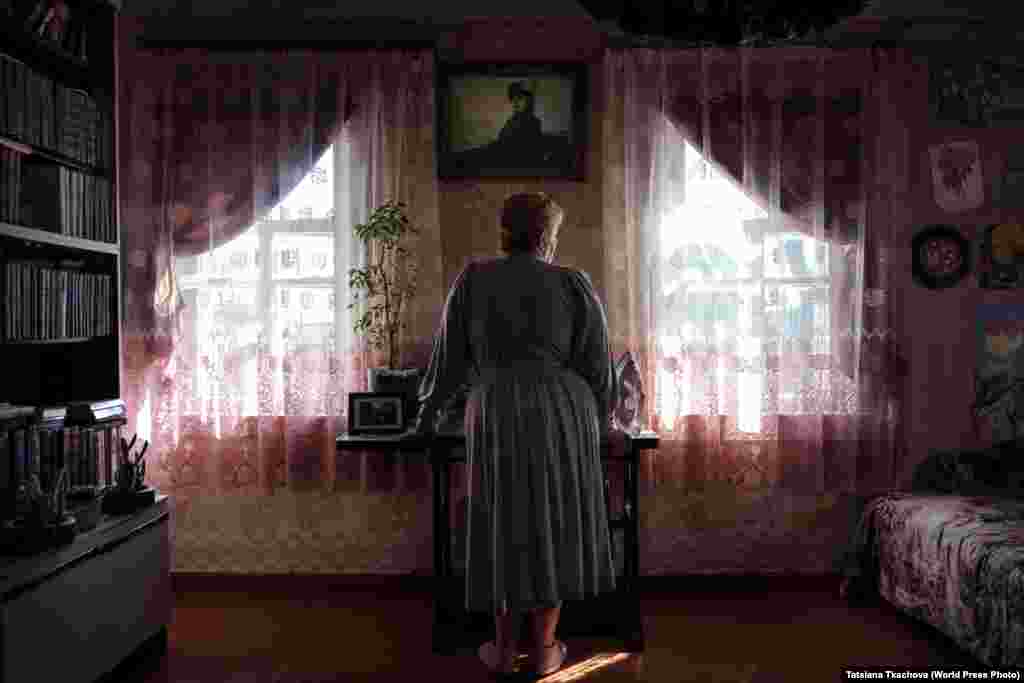 Наталія (нині їй 62 роки) була вагітна на момент вибуху на Чорнобильській АЕС. Незважаючи на те, що дитина народилася здоровою, вона не наважувалася ризикувати народити вдруге, оскільки боялася наслідків радіації. Вона також відчула, що не може впоратися з двома дітьми, тому зробила аборт, коли завагітніла вдруге. Світлина із серії «Між правом та соромом», побудованої на розповіді про білоруських жінок та аборти. Друге місце в категорії «Портрети», історії – Тетяна Ткачова