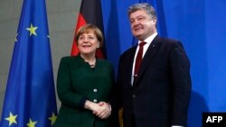 Петро Порошенко та канцлер Німеччини Анґела Меркель перед початком перемовин. Берлін, 30 січня 2017 року