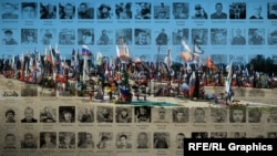 Колаж з використанням фотографій цвинтаря «Кальфа» в анексованому Севастополі та бази даних «ГРУЗ 200», створеної редакцією Крим.Реалії