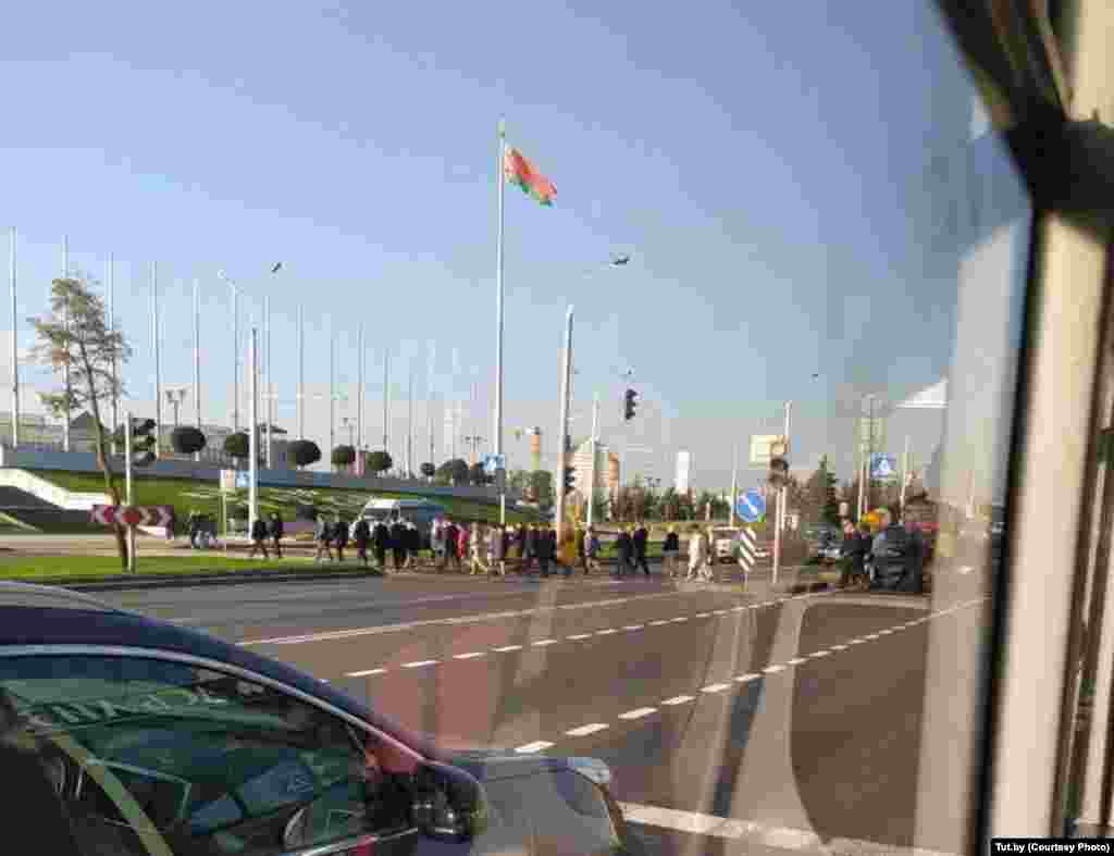 Жителі Мінську говорять, що зранку спостерігали велику кількість силовиків поблизу Палацу незалежності та виставкового центру «БелЕкспо», який розташований поруч