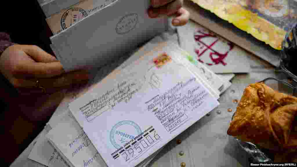 Каждое письмо, которое направляют осужденному, проходит проверку органами цензуры. Только после того, как письма вскроют и проверят – они доходят адресату