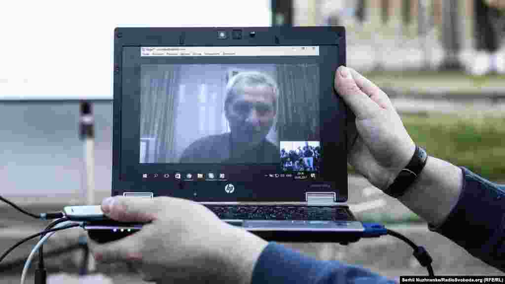 Это уже 11 акция у посольства России в Киеве. В этот раз организаторы показали документальный фильм «Год без Эрвина», и онлайн пообщались с отцом похищенного Умером Ибрагимовым