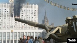 Танк на Бородинском мосту 4 октября 1993 г.