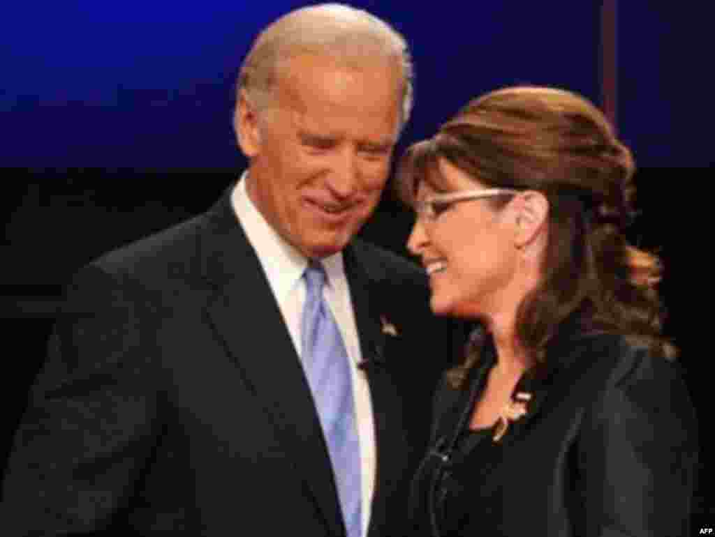 Кандидати на віце-президента провели лише одні теледебати - Кандидати на посаду віце-президента США провели 3 жовтня передвиборні теледебати. Сенатор-демократ Джо Байден та губернатор штату Аляска Сара Пейлін, яка представляє Республіканську партію, у Сент-Луїсі (штат Міссурі) упродовж 90 хвилин обговорювали питання економіки та зовнішньополітичні проблеми. Сенатор-демократ Джо Байден, який іде на вибори спільно з Бараком Обамою, звинуватив кандидата від республіканців Джона МакКейна у нерозумінні ситуації. А Сара Пейлін розкритикувала плани Обами щодо виведення війська з Іраку. Вона назвала наївними його твердження про можливість переговорів із лідерами Ірану, Північної Кореї та Куби. Це були єдині заплановані дебати між Байденом та Пейлін.