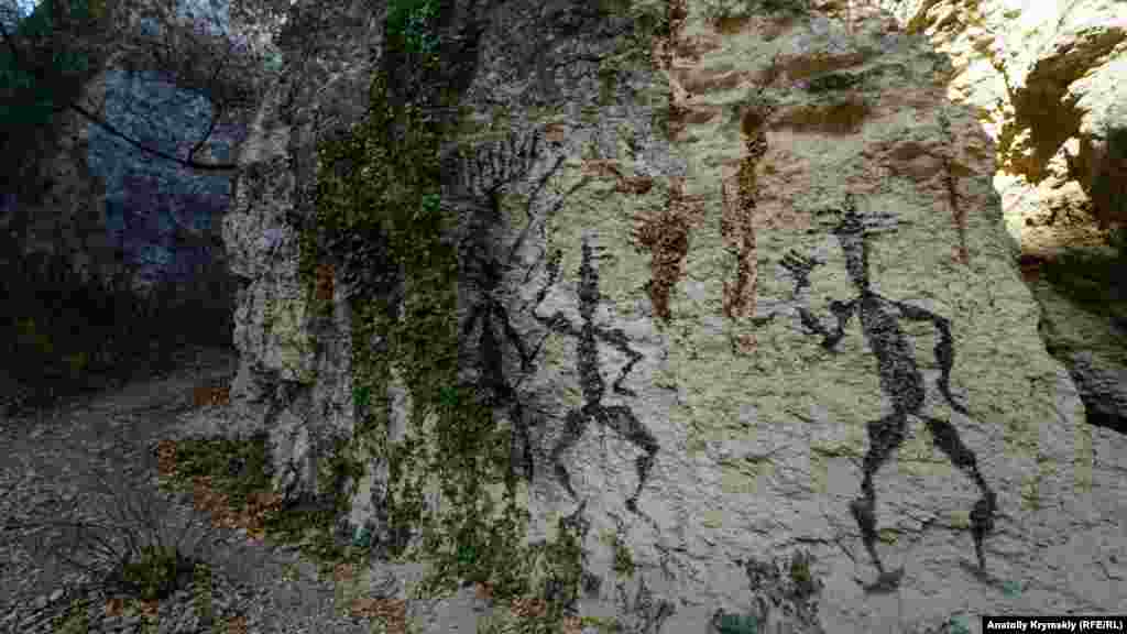 Наскальные рисунки остались после съемок российского кинофильма «Скиф» в 2016 году
