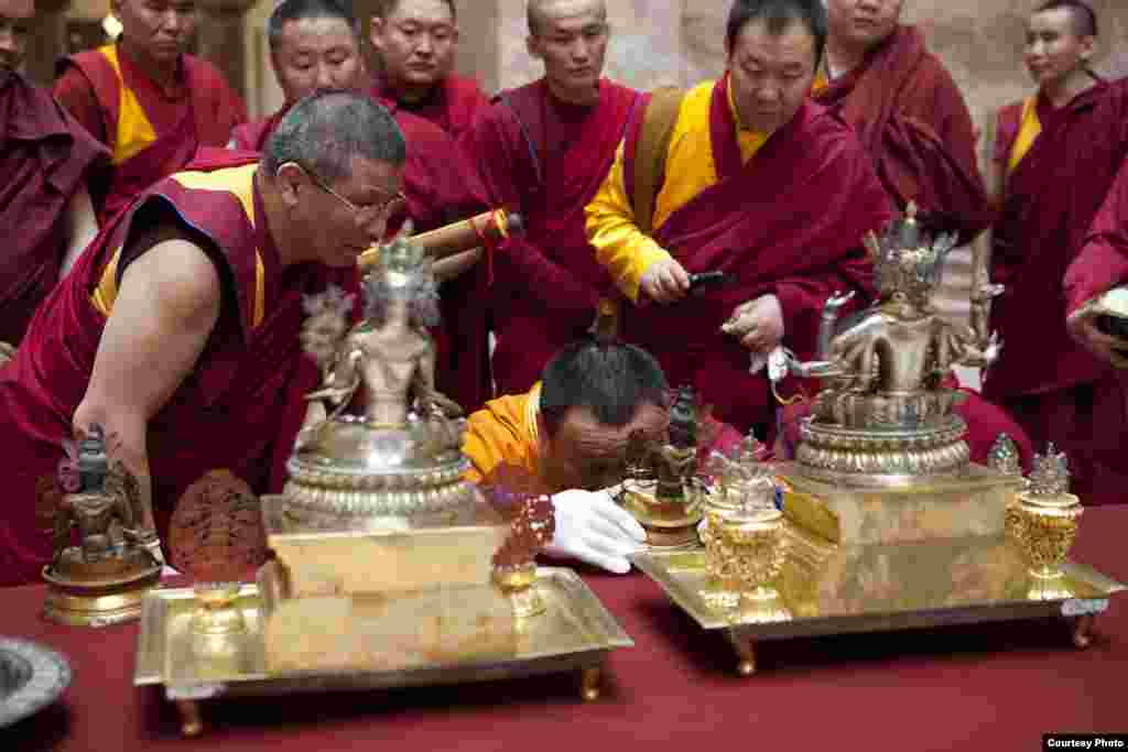 Если днища даров заклеены - значит, специальные сакральные закладки, сделанные ламами в 1913 году, не вскрывались.