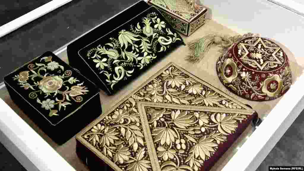 Золотое шитье – старинная крымскотатарская техника. Оно выполняется двусторонней гладью, вышивка получается объемной. Эти экспонаты – сумки, шкатулки и фес (женский головной убор) – демонстрировали на выставке в Симферополе