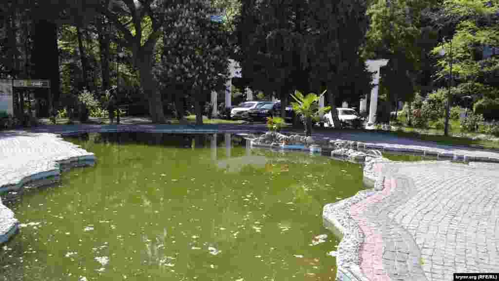 Пальмовая аллея заканчивалась в ротонде с колоннами, где при СССР построили бассейн – макет Черного моря с Крымским полуостровом