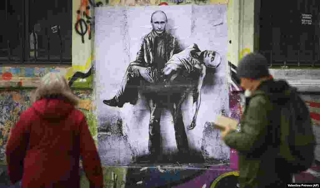 Зображення президента Росії Володимира Путіна із власним трупом н руках. Робота Станіслава Біловського. Софія, Болгарія