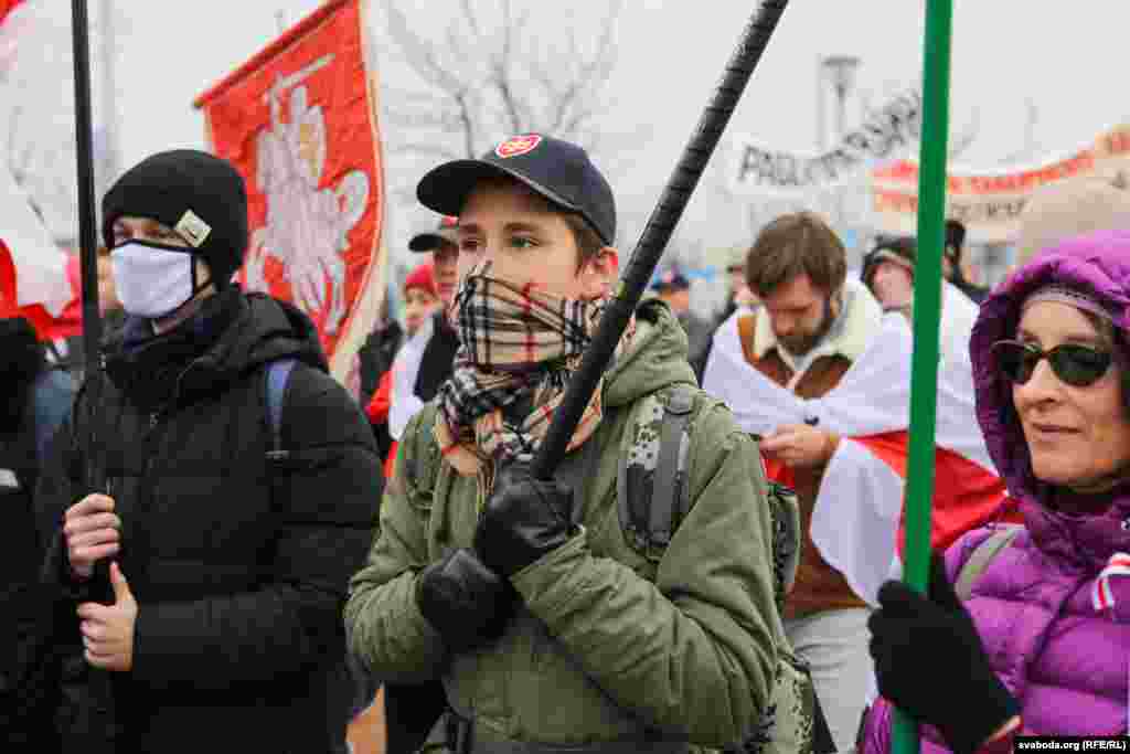 Як передають кореспонденти Радіо Свобода, в ході також брав участь недавно звільнений анархіст Дмитро Полієнко. Він та його наречена Анастасія Гусєва збирали гроші на підтримку тих, кого вони вважають політичними в'язнями