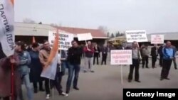 Пикетчики вышли под флагами неизвестной партии