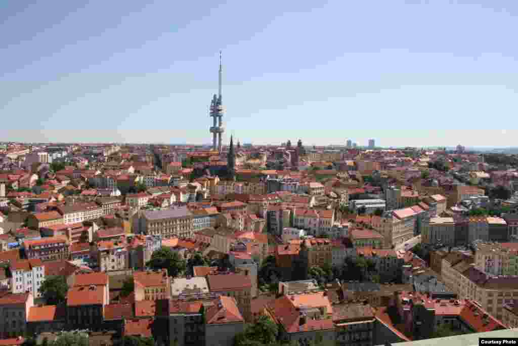 Жижков превратился в город во второй половине XIX века: растущей Праге требовались все новые и новые работяги и служанки. Здесь селились вчерашние крестьяне, становившиеся мещанами, а теперь похорошевший и отчишенный от социализма район славится недорогими бессонными кабаками и богемной атмосферой. В Жижкове любят селиться молодые гуманитарные иностранцы, приехавшие в Прагу, чтобы написать здесь великий роман. Судя по вывескам местных питейных заведений - "Планета Жижков", "Республика Жижков" -  дух локального патриотизма пока еще успешно противостоит глобализации.  