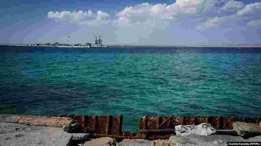 На противоположном берегу канала начинается уже «старая» коса Беляус. Именно в этом месте канала в марте 2014 года российский Черноморский флот притопил свой списанный БПК (большой противолодочный корабль) «Очаков», чтобы заблокировать выход кораблям Южной военно-морской базы ВМС Украины из Донузлава в открытое море 