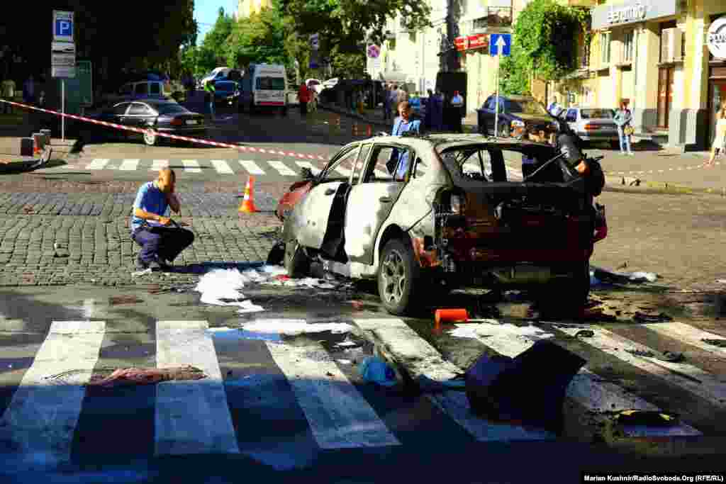 У центрі Києва внаслідок вибуху машини зранку загинув відомий журналіст Павло Шеремет. Головний редактор інтернет-видання «Українська правда» Севгіль Мусаєва-Боровик пов’язує загибель журналіста Павла Шеремета з його професійною діяльністю. Київ, 20 липня 2016 року БІЛЬШЕ ПРО ЦЕ