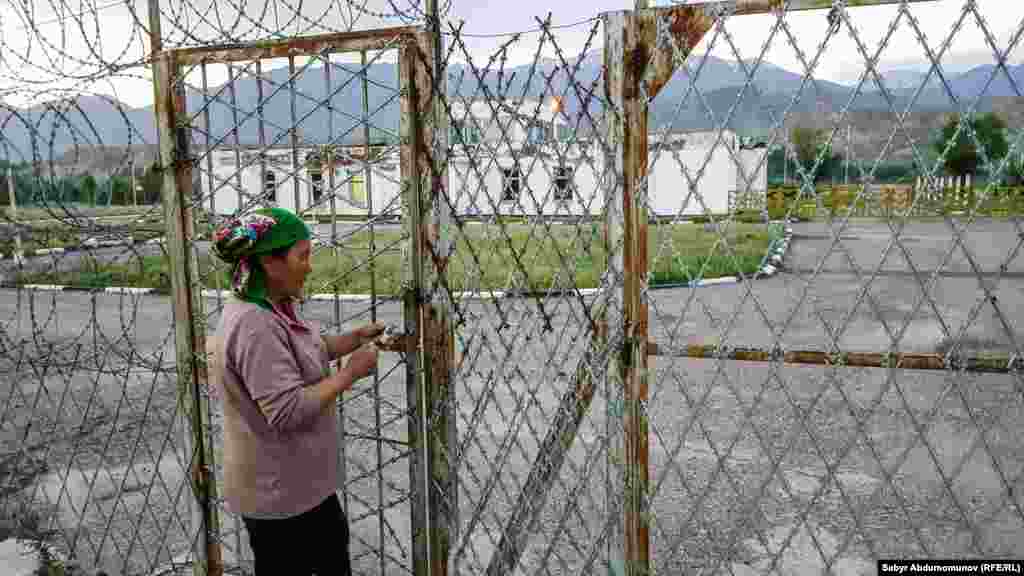 Самолеты в Казарман начали летать в 1950-е годы. Сначала там была построена полоса для легкомоторных самолетов. Позже, когда начал работу золоторудный комбинат «Макмалалтын», полосу расширили  