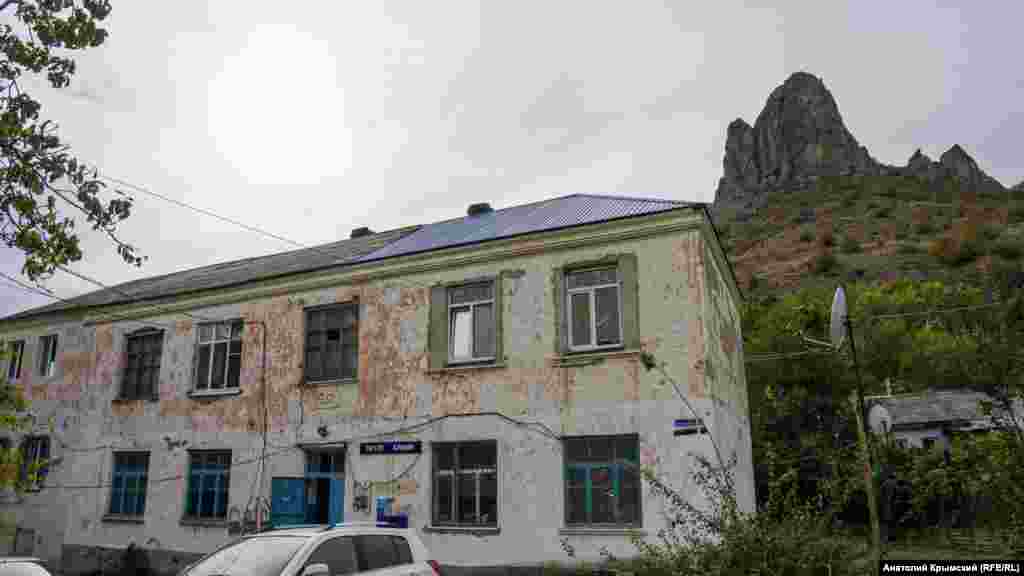 Само название Ай-Серез специалистами по исторической топонимике и лингвистике трактуется по-разному. Некоторые из них связывают топоним с греческими корнями, мол, это созвучно со «Святым Сергеем». Другие же настаивают на тюрском происхождении, и тогда оно значит «Лунный свет»