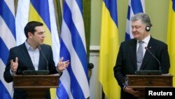 Прем’єр-міністр Греції Алексіс Ципрас і президент України Петро Порошенко, 9 лютого 2017 року
