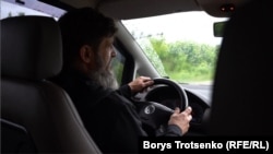 Іван їде за дітьми до школи