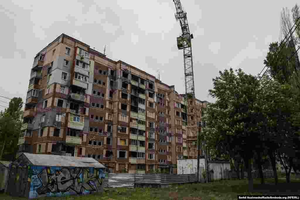 Будівельний кран біля будинку, який незабаром почнуть відновлювати