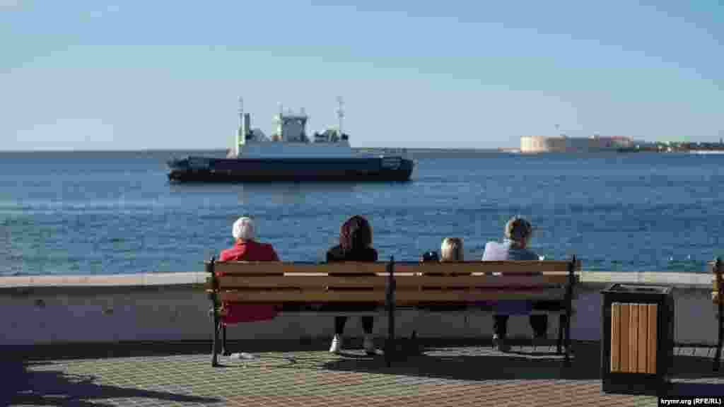 Однако многие горожане предпочитают проводить время «на суше»