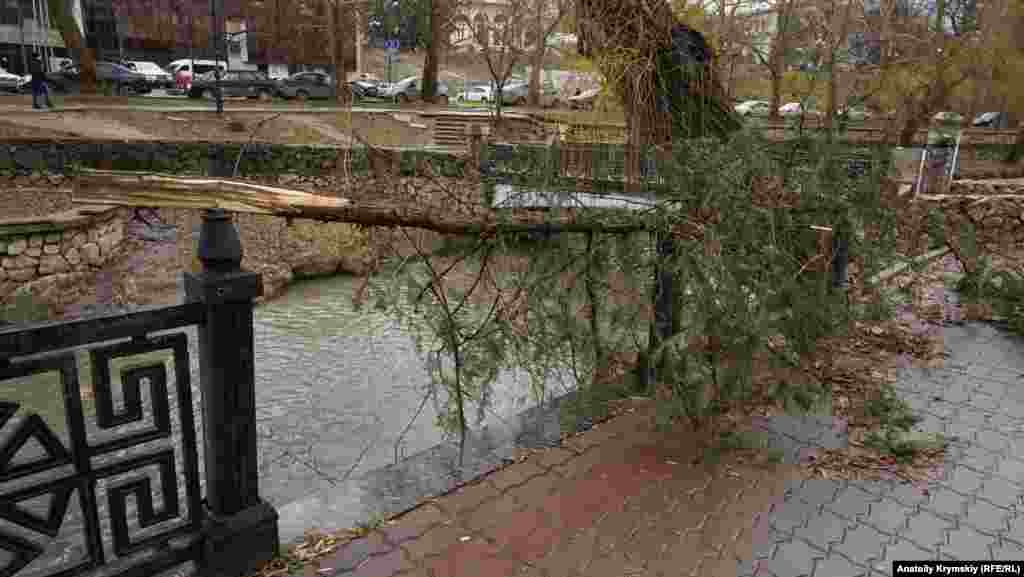 Перед праздниками восстановили из подручных средств ограждение на набережной Салгира под оборудованным летом 2017 года местными волонтерами «Причалом добра»