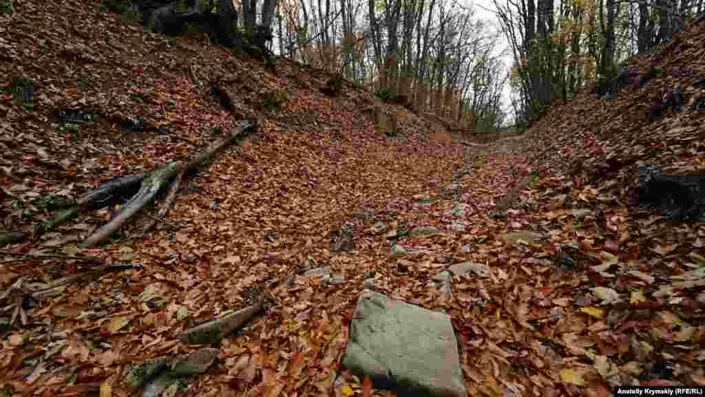 По этой старой горной дороге можна добраться к горе Мачук. Там обнаружили руины другого средневекового армянского храма – Сурб-Степанос. К нему от Сурб-Хача – около трех километров