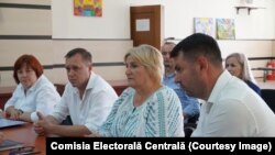 Reprezentanți ai partidului „Democrația Acasă” prezentând la CEC listele electorale.