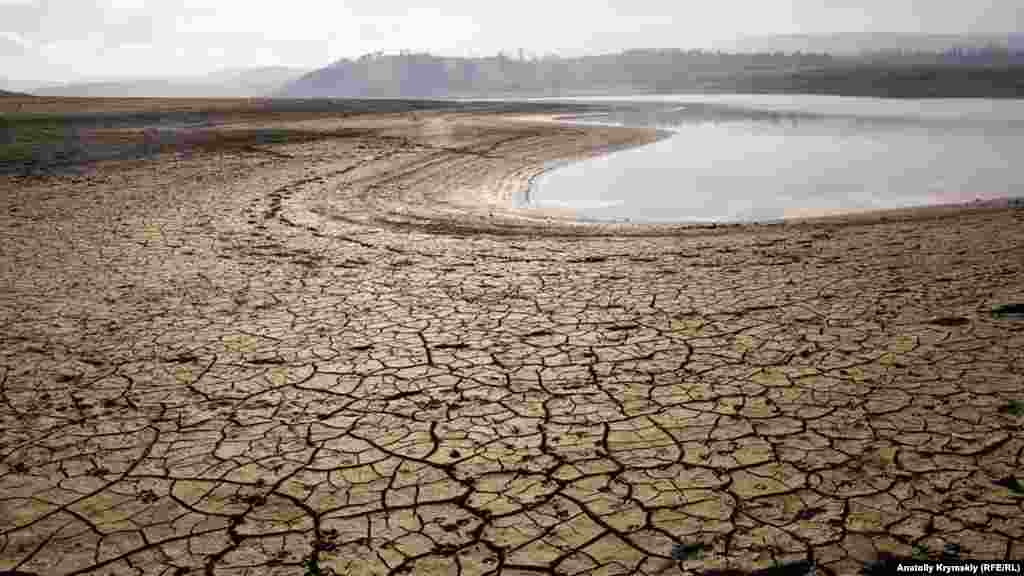 Пересыхающее Симферопольское водохранилище в аннексированном Крыму, 10 декабря 2020 года.  В декабре подконтрольное Кремлю Министерство жилищно-коммунального хозяйства Крыма опубликовало статистические данные о наполнении водохранилищ в Крыму. Согласно обнародованной информации, по меньшей мере пять водохранилищ полуострова – близки к отметке «мертвый объем».  В этом году из-за засухи и обмеления водохранилищ ввели самый жесткий этап ограничений подачи воды в Симферополе, Бахчисарайском и Симферопольском районах Крыма. Официальный Киев утверждает, что поставки воды на полуостров по Северо-Крымскому каналу возобновятся только после деоккупации Крыма. 