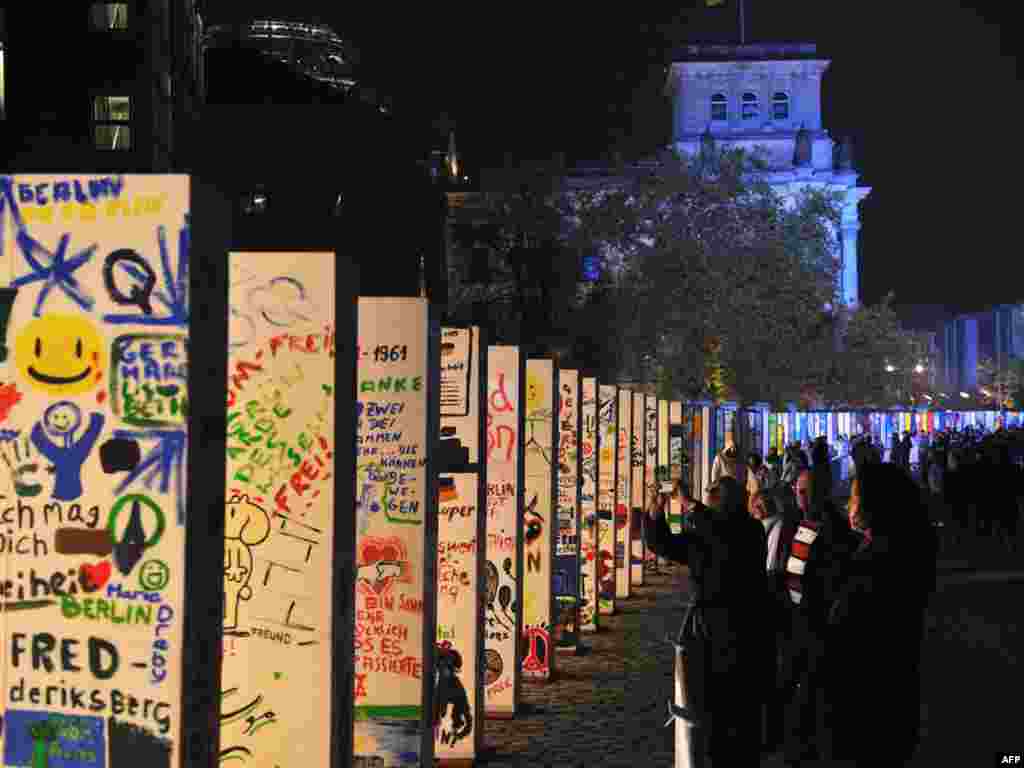 Художні інсталяції «Доміно» уздовж колишнього маршруту стіни - Малюнки для інсталяції створено школярами німецьких, французських, польських шкіл. Всього створено понад тисячу «доміно».