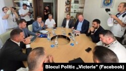 Reprezentanții blocului „Victorie”, în timpul vizitei lor la CEC din 14 iulie