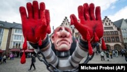 Фігура, що зображає очільника Росії Володимира Путіна, яку було встановлено незадовго до демонстрації українців у німецькому Франкфурті, 11 жовтня 2024 року