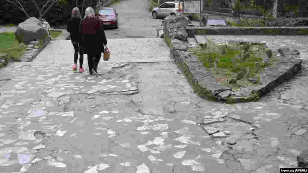 Парк еще далек от идеального состояния – плитка на дорожках и облицовка клумб во многих местах требует ремонта 