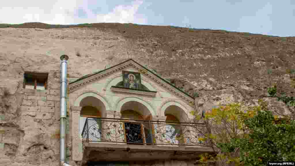 И обратный вид – на прорубленные в скале окошки и балкончик церкви Святого Климента – со двора